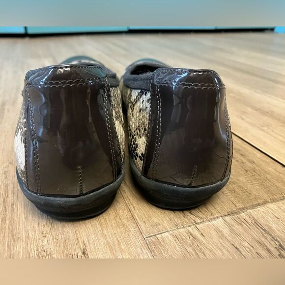 Clarks Collection brown patent leather animal print leather women’s flats. 8 - Picture 4 of 6